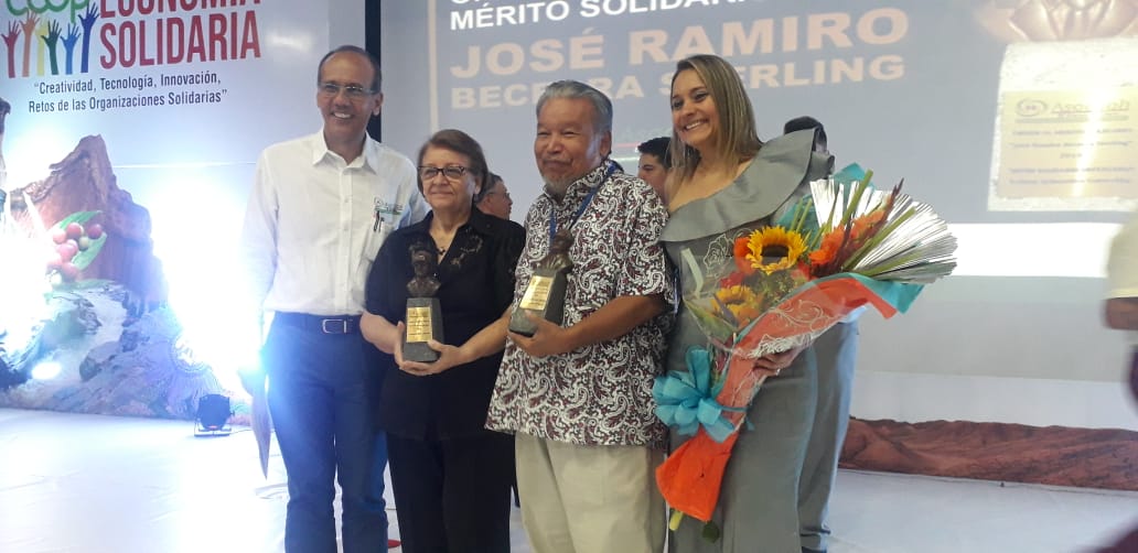 Por parte de Asocooph se entregó el reconocimiento a la familia Becerra García.